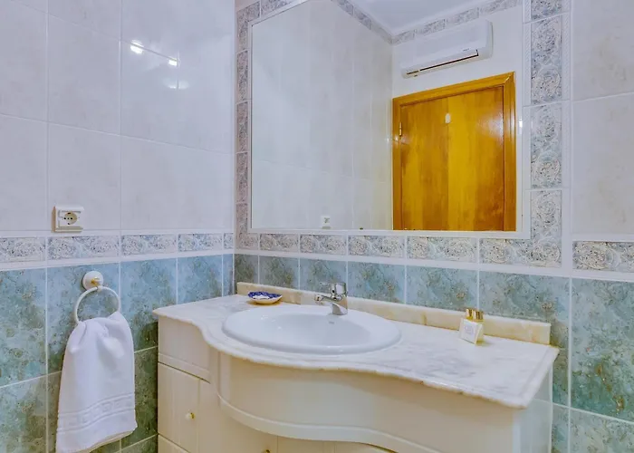 Melias, 2 Quartos E Piscina,